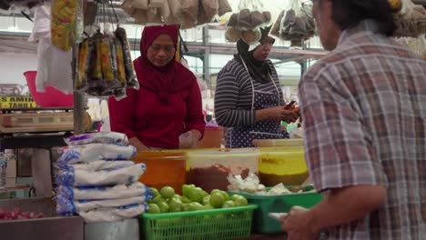 Asian-Vendor-Preparing-Goods-For-Customer-At-Pasar-Modern-BSD-City-Market-In-Banten,-Indonesia