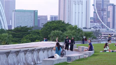 Marina-Barrage,-Stadtpark-Auf-Dem-Dach,-Picknick-Mit-Freunden-Und-Familie-Und-Abhängen-Auf-Dem-Grünen-Rasen