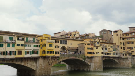 Histórico-Puente-Ponte-Vecchio-Sobre-El-Río-Arno-En-Florencia