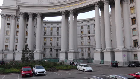 Edificio-Del-Ministerio-De-Relaciones-Exteriores-De-Ucrania-En-La-Ciudad-De-Kyiv-Ucrania,-Edificio-Gubernamental,-Toma-De-4k