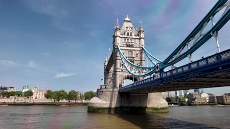 Toma-Estática-Del-Icónico-Tower-Bridge-En-Londres,-Inglaterra,-Durante-La-Mañana-De-Verano.