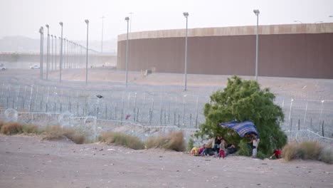 Einwanderer-Ohne-Papiere-Warten-An-Der-US-Grenze-Auf-Entscheidung