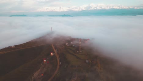 Luftaufnahme-Des-Nebels-über-Dem-Berg-Während-Der-Wintersaison-In-Nepal