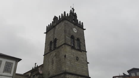 Antiker-Glockenturm-Mit-Uhr-An-Regnerischen-Tagen-Auf-Der-Burg-Von-Guimaraes,-Portugal