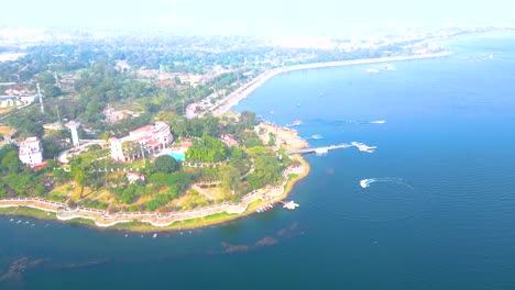 Vista-Aérea-Del-Lugar-Turístico-De-La-Presa-De-Patratu-Y-Actividades-De-Deportes-Acuáticos.