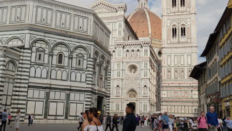 Bulliciosa-Plaza-De-Florencia-Con-Una-Catedral-Histórica-Y-Turistas-Ambulantes