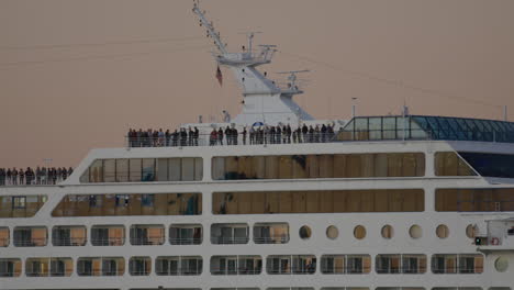 Passagiere,-Die-Während-Der-Goldenen-Stunde-Auf-Dem-Oberdeck-Des-Kreuzfahrtschiffes-Stehen