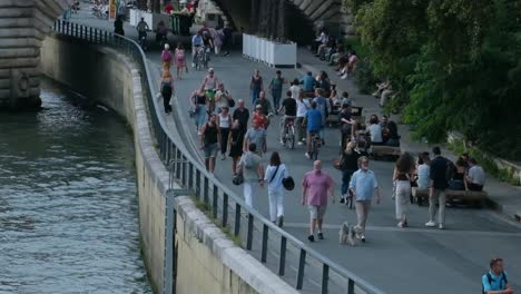 Zeitlupenaufnahme-Von-Parisern,-Die-Am-Ufer-Der-Seine-Spazieren