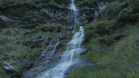 Vista-De-Una-Cascada-En-El-Monte-Earslaw-Desde-La-Pista-De-Burnslaw-Burn