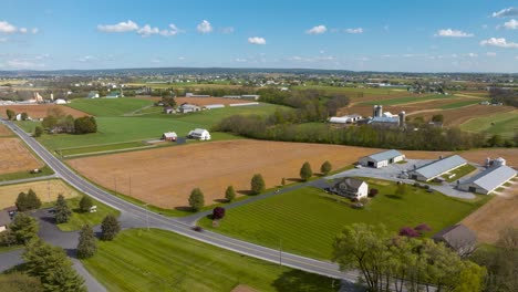 Ländlicher-Bauernhof-Mit-Getreidesilos-Und-Aufzug-In-Der-Amerikanischen-Landschaft