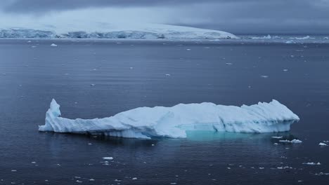 Luftaufnahme-Von-Antarktischen-Eisbergen-Mit-Einer-Drohne,-Große,-Wunderschöne,-Massive-Eisberge,-Die-Im-Ozean-Im-Wunderschönen-Südlichen-Meer-Schwimmen,-Erstaunliche-Formen-Und-Spiegelungen-Von-Eisformationen-In-Ruhigem,-Stillem-Wasser