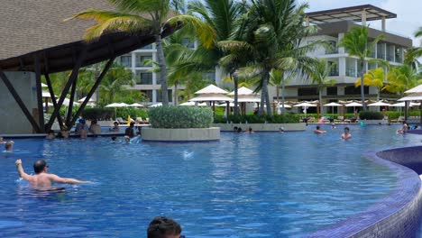 ángulo-Lateral-De-La-Piscina-Del-Resort-Caribeño