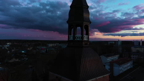 Dramatischer-Abendhimmel-über-Valmiera,-Lettland-Mit-Silhouette-Der-St