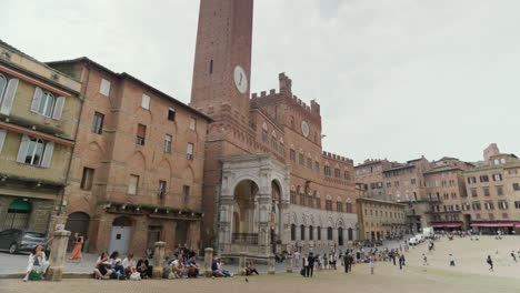 Historischer-Platz-In-Siena-Mit-Menschenmassen-Und-Mittelalterlicher-Architektur