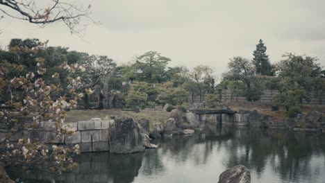 Estanque-Del-Jardín-Ninomaru-En-El-Castillo-De-Nijo-En-Kyoto,-Japón
