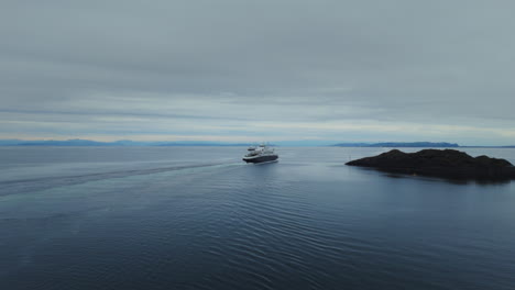 Toma-Aérea-Que-Muestra-Ferries-Que-Salen-Y-Llegan-A-Un-Puerto-En-Noruega.