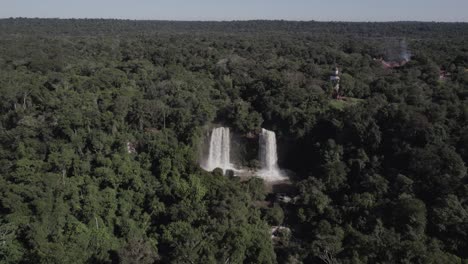 Wasserfall-über-Einem-üppigen-Wald