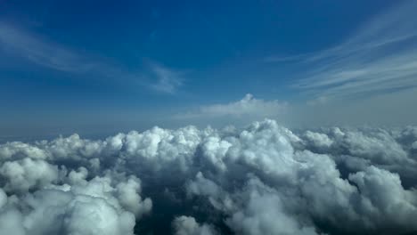 POV-Pilotenperspektive,-Der-über-Einen-Dramatischen-Winterhimmel-Mit-Einigen-Cumulus-Wolken-Fliegt