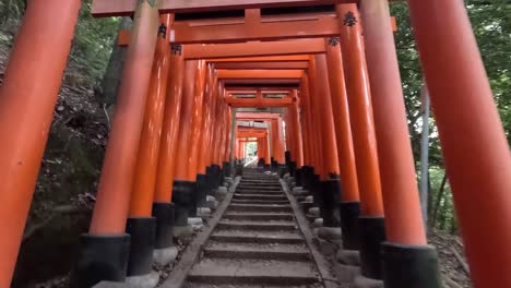 Annäherung-An-Die-Stufen-Auf-Der-Treppe-Am-Fushimi-Inari-Shinto-Schrein-In-Kyoto,-Japan