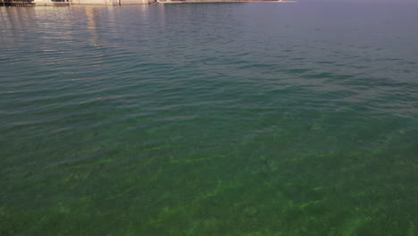 Reveladora-Toma-De-Drone-Del-Castillo-De-Scaligero-Desde-El-Lago-De-Garda,-Sirmione,-Lombardía,-Italia