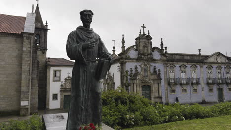 Estatua-De-Un-Monje-En-Un-Jardín-Dentro-De-Los-Muros-Del-Castillo-De-Guimaraes,-Portugal