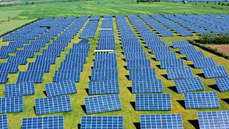 Ein-Großes-Feld-Aus-Solarmodulen-Zur-Erzeugung-Erneuerbarer-Energie-In-Einer-Sonnigen-Ländlichen-Gegend