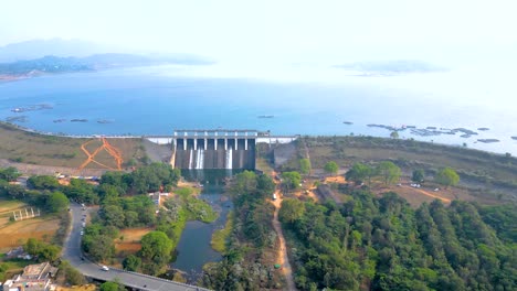 Vista-Aérea-Del-Lugar-Turístico-De-La-Presa-De-Patratu-Y-Actividades-De-Deportes-Acuáticos.