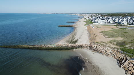 Drohnen-Luftaufnahmen-Von-Dennis-Port,-Nantucket-Sound,-MA,-Zeigen-Den-Strand-Am-Morgen