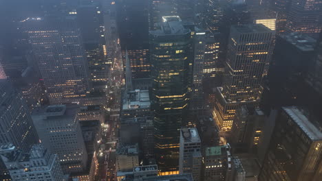 Vista-Aérea-Alrededor-De-La-Torre-Burberry,-444-Madison-Avenue,-Noche-En-La-Niebla-De-Nueva-York.