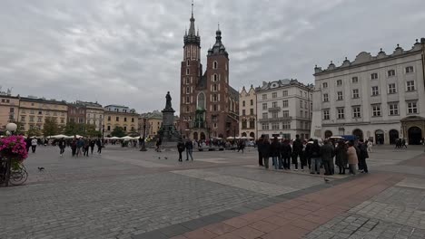 Gente-Caminando-En-La-Plaza-Central-De-Cracovia,-Polonia