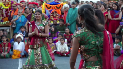 Mujeres-Indio-americanas-Realizan-Una-Danza-Estilo-Bollywood