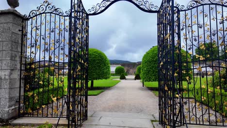 Powerscourt-Gardens-Tore-Zu-Den-Ummauerten-Gärten,-Unglaubliche-Handwerkskunst-Und-Schönheit,-Irlands-Epische-Orte