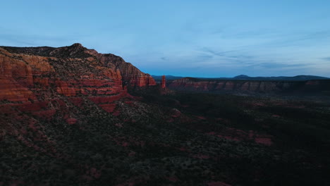 Red-Rocks-Of-Sedona-At-Dusk-In-Arizona,-USA---Aerial-Drone-Shot