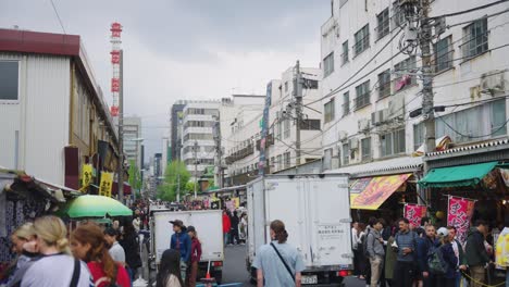 Establishing-shot-in-slow-motion-on-overcast-day-in-Tokyo-fish-market-district