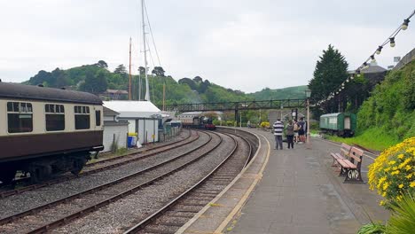 Vista-Del-Ferrocarril-De-Vapor-De-Dartmouth,-Línea-Ferroviaria-Escénica-Patrimonial-Entre-Paignton-Y-Kingswear-En-Devon,-Inglaterra,-Reino-Unido.