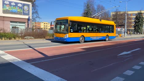 Dos-Trolebuses-Viajando-Por-La-Ciudad-De-Zlin-En-La-República-Checa.