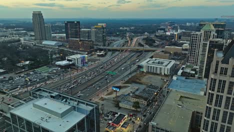 Heavy-Traffic-On-The-Interchange-Motorways-In-The-Cityscape-Of-Buckhead,-Atlanta,-Georgia