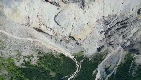 Toma-Aérea-Volando-Sobre-Sass-Pordoi,-Entre-Tirol-Del-Sur,-Trentino-Belluno,-Italia