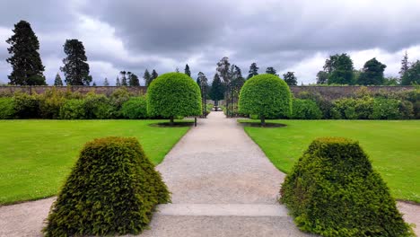 Powerscourt-House,-Formelle-Gärten,-Weg-Zu-Den-Ummauerten-Gärten,-Beliebte-Touristenattraktion-In-Wicklow,-Irland,-Epische-Orte