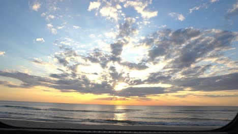 Slider-Aufnahme-Des-Sonnenuntergangs-Und-Meerblick-Aus-Dem-Kofferraum-Eines-Autos