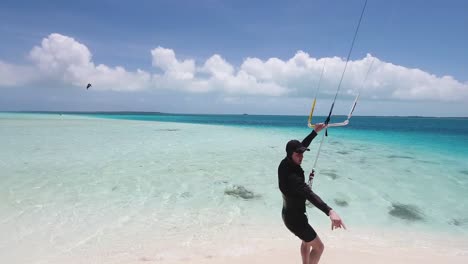 Mann-Kitesurfer-Beginnen-Kitesurfen-Vom-Ufer-Weißen-Sandstrand,-Los-Roques,-Venezuela