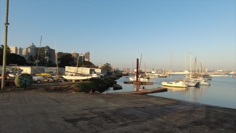 Yacht-Boot-Marina-Slipanlage-Mit-Blick-Auf-Yachten-Und-Boote,-Die-Auf-Einem-Gehweg-Am-Point-Yacht-Club-Royal-Natal-Yacht-Club-Durban-Vertäut-Sind