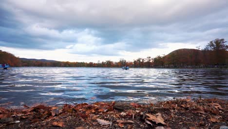 Zeitraffer-Von-Menschen,-Die-Auf-Einem-See-Im-Bear-Mountain-Park-Bei-Bewölktem-Himmel-Tretboot-Fahren