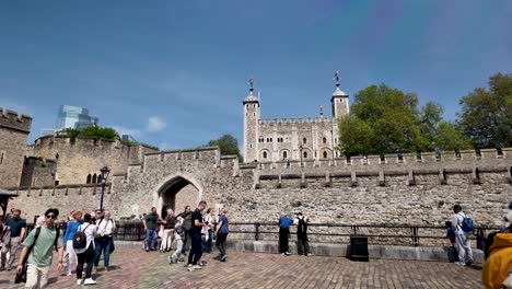 Multitudes-De-Turistas-Junto-A-La-Puerta-De-Los-Traidores-En-La-Torre-De-Londres-En-Un-Día-Soleado-Con-Cielo-Azul