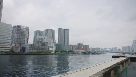 Panorámica-Lenta-Que-Establece-Una-Toma-De-Los-Canales-De-Tokio