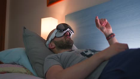 Un-Hombre-Yace-En-La-Cama-En-El-Interior-Mientras-Usa-Gafas-De-Realidad-Virtual-Vr