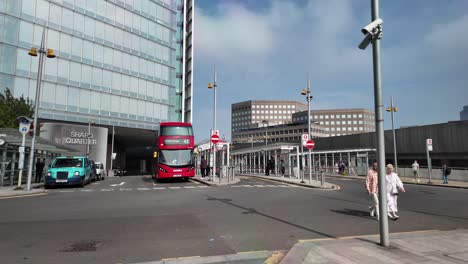 Autobús-Rojo-De-Dos-Pisos-Esperando-En-El-Centro-De-La-Estación-De-Autobuses-De-La-Estación-London-Bridge