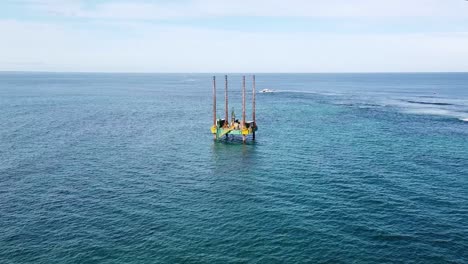 Vista-Aérea-Hacia-La-Plataforma-De-Perforación-Jack-Up-Frente-A-La-Costa-Norte-De-Perth