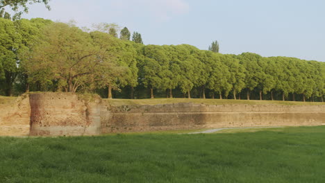 Amplia-Toma-Panorámica-A-La-Derecha-Del-Paisaje-De-Las-Antiguas-Murallas-De-La-Ciudad-De-Ferrara.