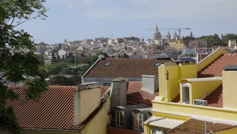 Blick-Auf-Die-Schönen-Bunten-Häuser-Der-Stadt-Lissabon,-Portugal